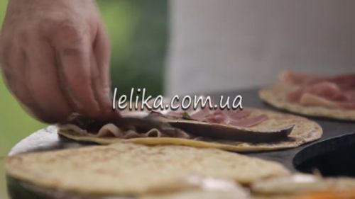 круглий мангал барбекю гриль з плоским жарочним диском на тумбі 