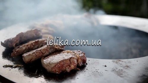 круглий мангал барбекю з плоским жарочним диском на тумбі 