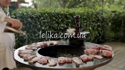 круглий мангал барбекю з плоским жарочним диском на тумбі